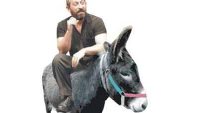 Cem Yılmaz eşeği Meclis'e taşıyacak