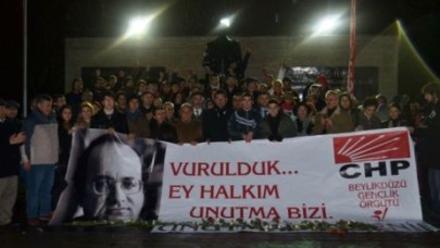 KARANFİLLERLE ANILDI