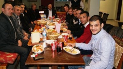 ASKER GENÇLERLE AKŞAM YEMEĞİ