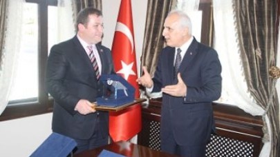 MUHTARLARDAN VALİ MUTLU'YA ÖDÜL