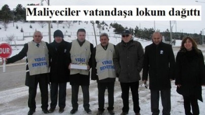 Maliyeciler vatandaşa lokum dağıttı