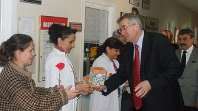 KARA SAĞLIK EMEKÇİLERİNİN TIP BAYRAMINI KUTLADI