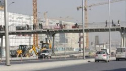 Şerit emniyetli üst geçit korkutuyor!