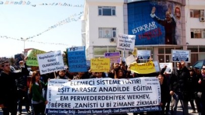 Liseliler YGS Sınavını Protesto Edip Kalem Kırdı