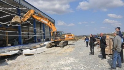 Ruhsatsız işyeri belediye ekipleri tarafından yıkıldı…