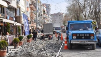 Atatürk caddesinde taşlar yerinden oynadı!