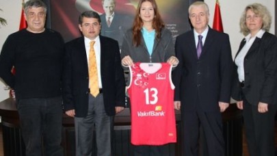 Milli Voleybolcudan Kaymakama ziyaret