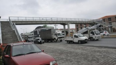 Çakmaklı Metro önüne üst geçit yapıldı.