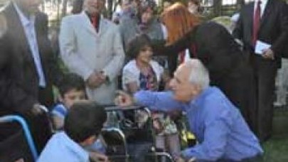 Çocukları konutunda ağırladı