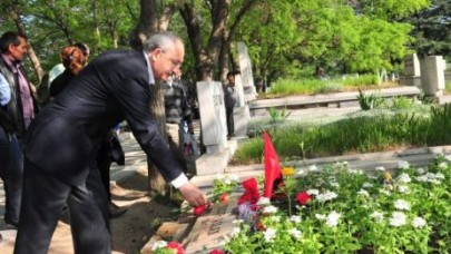 Kılıçdaroğlu, 3 fidanın mezarı başında