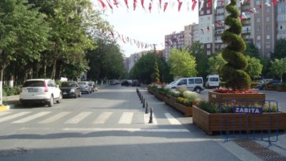 Belediye önünde demir kazıklar !