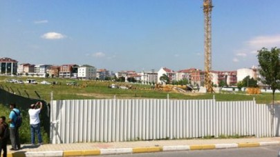 Beylikdüzü'nde vinç devrildi!