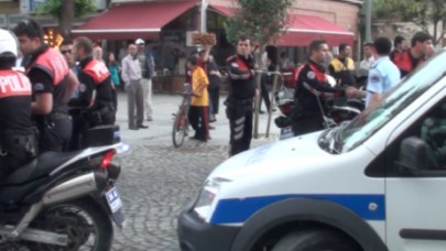 Şehrin göbeğinde polise saldırdı