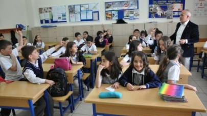 Akgün, öğrencilerin İngilizce dersinde öğretmenlik yaptı…