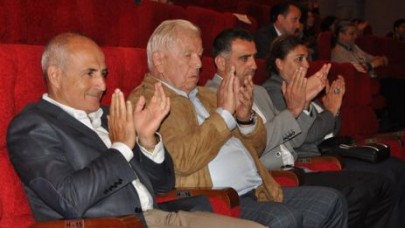 Tiyatro’nun Yıldızları boş koltuklara oynadı...