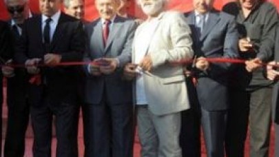 Kılıçdaroğlu, 'İlhan Selçuk Anıtı'nı Açtı