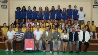 ŞAMPİYONLARI TEBRİK ETTİ...