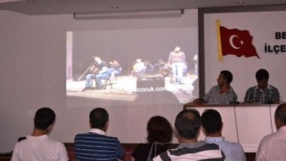 ŞARKILARIYLA YAŞIYOR