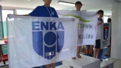 Şampiyon üç madalyayla taçlandırdı.