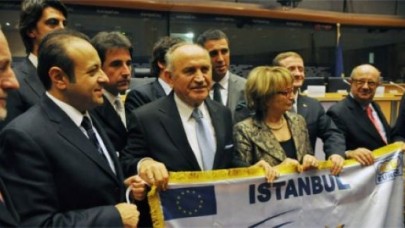 Avrupa Spor Başkenti bayrağı ve onur kütüğü Büyükşehir’de sergileniyor.