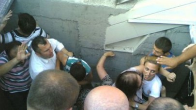 Metrobüs Durağında Rezalet