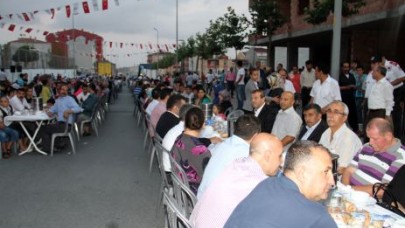 Akçaburgaz Mahallesi Sokak İftarı şölen havasında