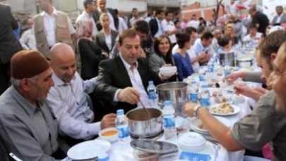 KAYNARCA ORUÇ AÇTI, KADIOĞLU DUA ETTİ