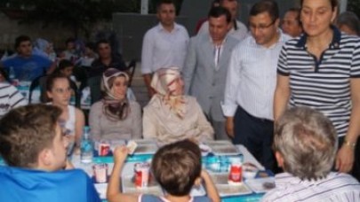 SOMALİ’DE YAŞAYANLAR PİRİNÇ TANESİNE MUHTAÇ