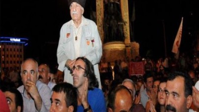 CHP'lilerden Taksim'de oturma eylemi