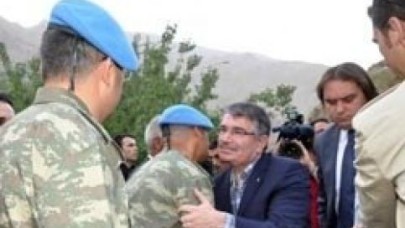 Hakkari'de Bakan'a saldırı