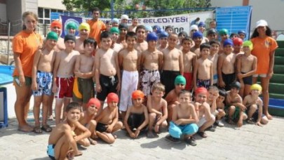 Çocuklar havuzda mutlu...