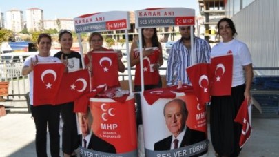 MHP Beylikdüzü Kadın Kolları Bayrak Dağıttı