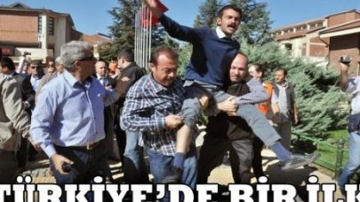 Protestocu öğrenci polislerin omuzlarında