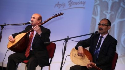 Aşıklar atıştı, barış mesajı verdi