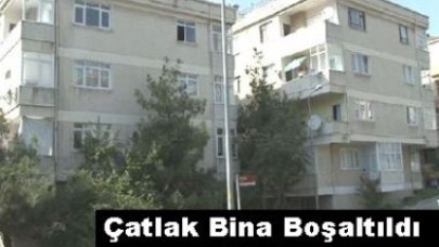 Büyükçekmece'de Duvarlarında Çatlak Olan Bina Boşaltıldı