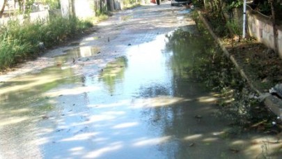 Kumburgaz'da yağış kaldırım ve yolları çökertti