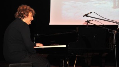 Ünlü piyanist Tuluyhan Uğurlu ayakta alkışlandı