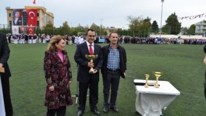 Kaymakam Taşdan kupasını aldı