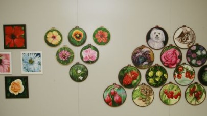 Tuvale yansıyan doğa: çiçek ve kadın