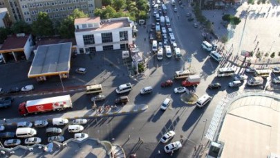 Meydanın trafik kâbusu isyan ettirdi