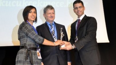 Bilişim Derneği’nden Küçükçekmece’ye ödül