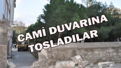 CAMİ DUVARINA TOSLADILAR