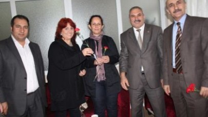 CHP Büyükçekmece Öğretmenlere karanfil dağıttı