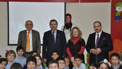 Okuma saatleri kütüphanede geçiyor