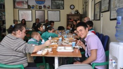 Engelli İzciler türkülerle karşıladı…