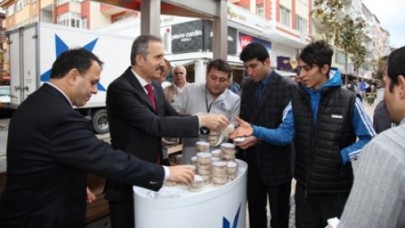 Aziz Yeniay, aşure dağıttı