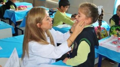 Öğrencilerin diş taramalarına devam ediliyor