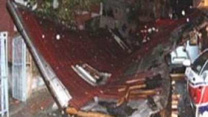 Şiddetli rüzgar çatı uçurdu