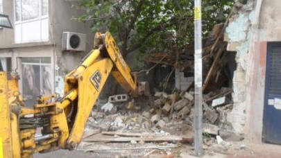 Tehlike yaratan binalar yıkıldı