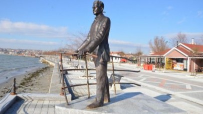 Nazım heykeli’ne çirkin saldırı